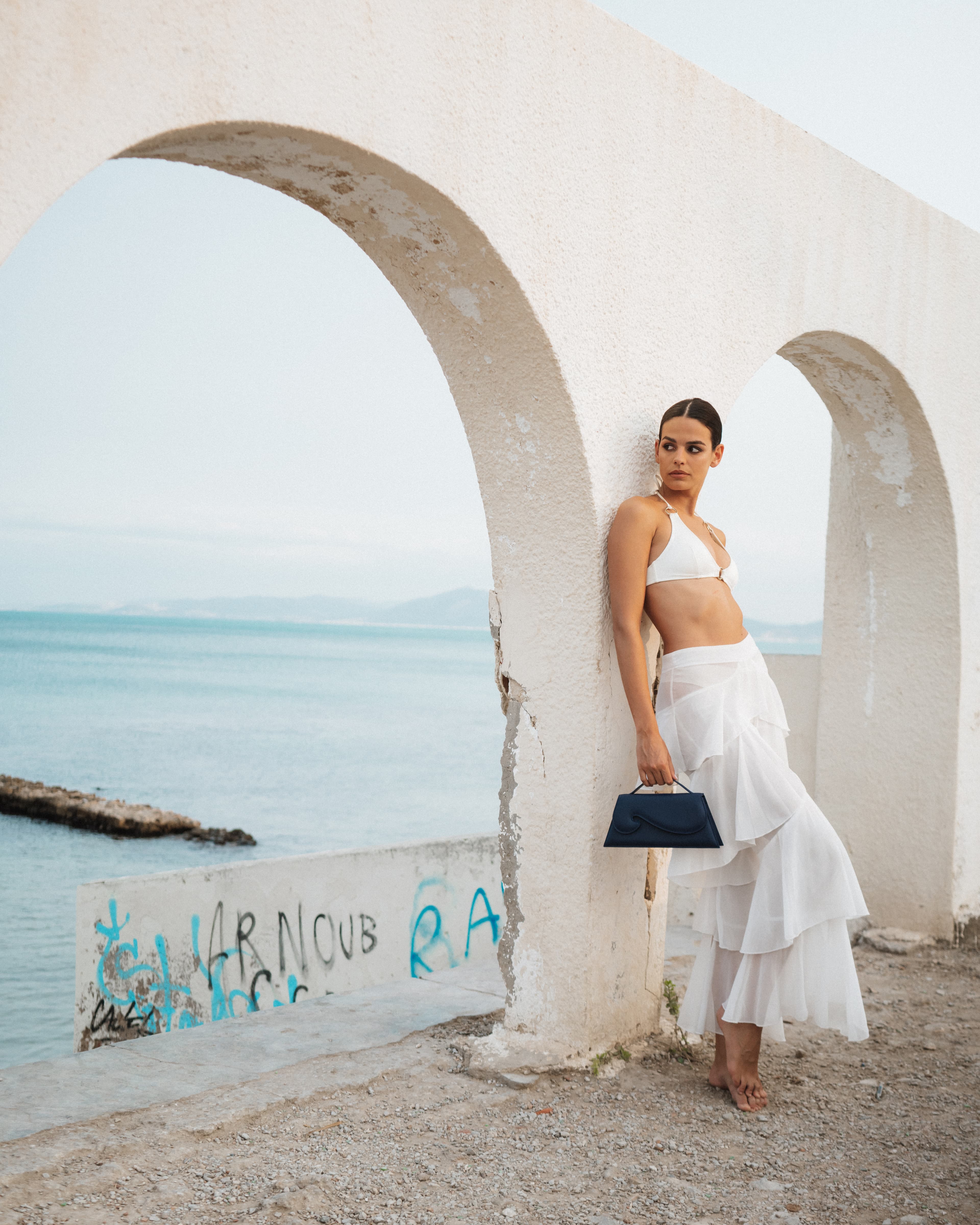 Modele portant un sac RHIMI